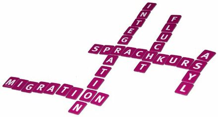 Mit Scrabble-Steinen gelegte Wörter Migration, Flucht, Sprachkurs, Asyl, Integratrion