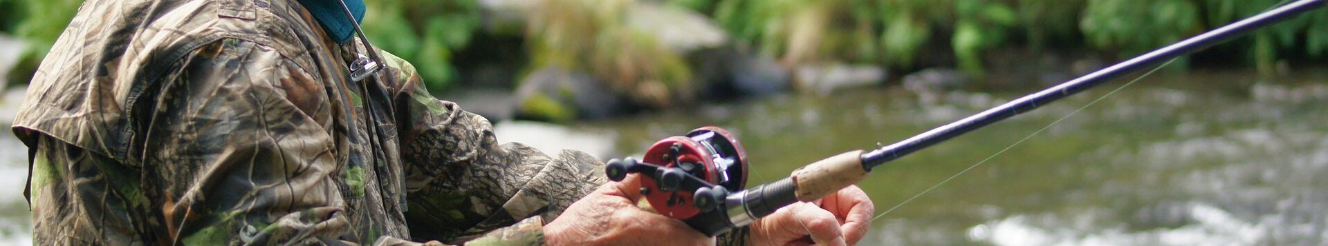 Angler an Fluss